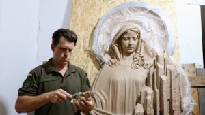 Гвардієць-скульптор працює над пам’ятними меморіалами, які з’являться у Запоріжжі та трьох містах області, — ФОТО  