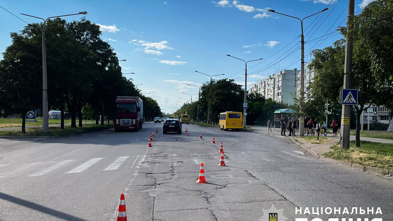 В Запорожье на пешеходном переходе водитель сбил двух подростков: пострадавшие в больнице