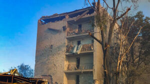 Сбросили авиабомбу на пятиэтажку: оккупанты продолжают разрушать обстрелами Орехов и другие громады Запорожской области, – ФОТО