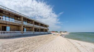 Пустые пляжи и единицы туристов: как проходит курортный сезон в оккупированной Кирилловке