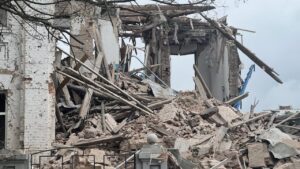 Под завалами еще могут быть люди: враг ударил управляемой авиабомбой по зданию, где выдавали «гуманитарку» в Орехове, — ФОТО, ВИДЕО