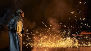 Як створюється сталь: фотографи показали роботу запорізьких металургів із середини, — ФОТО