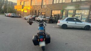 Внезапно выбежал из-за припаркованных авто: в Запорожье 3-летний ребенок угодил под колеса мотоцикла