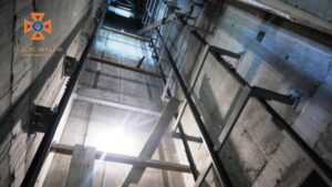В Запорожье во время монтажных работ в шахте лифта погиб работник, еще двое попали в больницу, – ФОТО