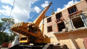 Восстановление разрушенного дома в Запорожье: сколько средств выделили на работы и когда их планируют завершить