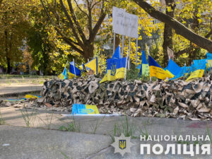 В Запорожье неизвестные повредили памятное пространство в честь погибших воинов, — ФОТО