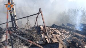 Внаслідок ворожих обстрілів горіли будинки людей у Запорізькій області