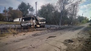 Вщент знищені будинки та пошкоджені машини: наслідки ворожих ударів по Запорізькій області, — ФОТО
