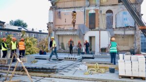 В запорожском доме по проспекту Соборному, который разрушил вражеский удар, начинают восстанавливать четвертый этаж