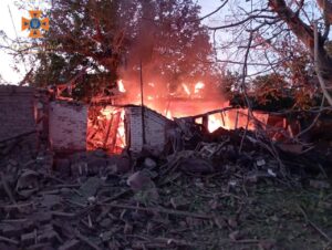 Прифронтовый Орехов в огне: за сутки из-за обстрелов произошло 6 пожаров, горели жилые дома, — ФОТО