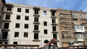 Відбудова зруйнованого будинку у Запоріжжі: фахівці взялись за відновлення всієї  електромережі 