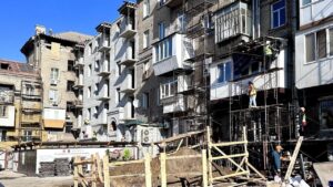У Запоріжжі продовжують відновлювати зруйновані будинки: які роботи вже  виконано, — ФОТО