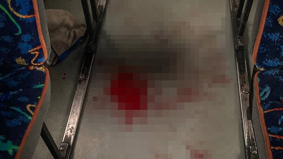 У маршрутці «Запоріжжя-Дніпро» жінка вдарила підлітка ножем