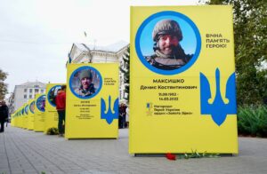 В Запорожье на Аллею Героев добавили новые стенды с портретами погибших бойцов, — ФОТО