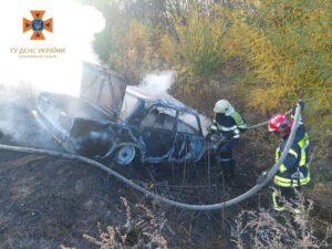 В Запорожской области столкнулись грузовик и легковушка: автомобиль загорелся, пострадал мужчина, — ФОТО