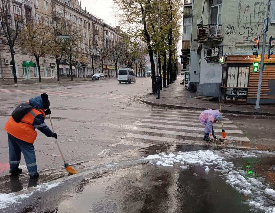 Запоріжжя накрило мокрим снігом та дощем: на вулицях працюють комунальники, — ФОТО