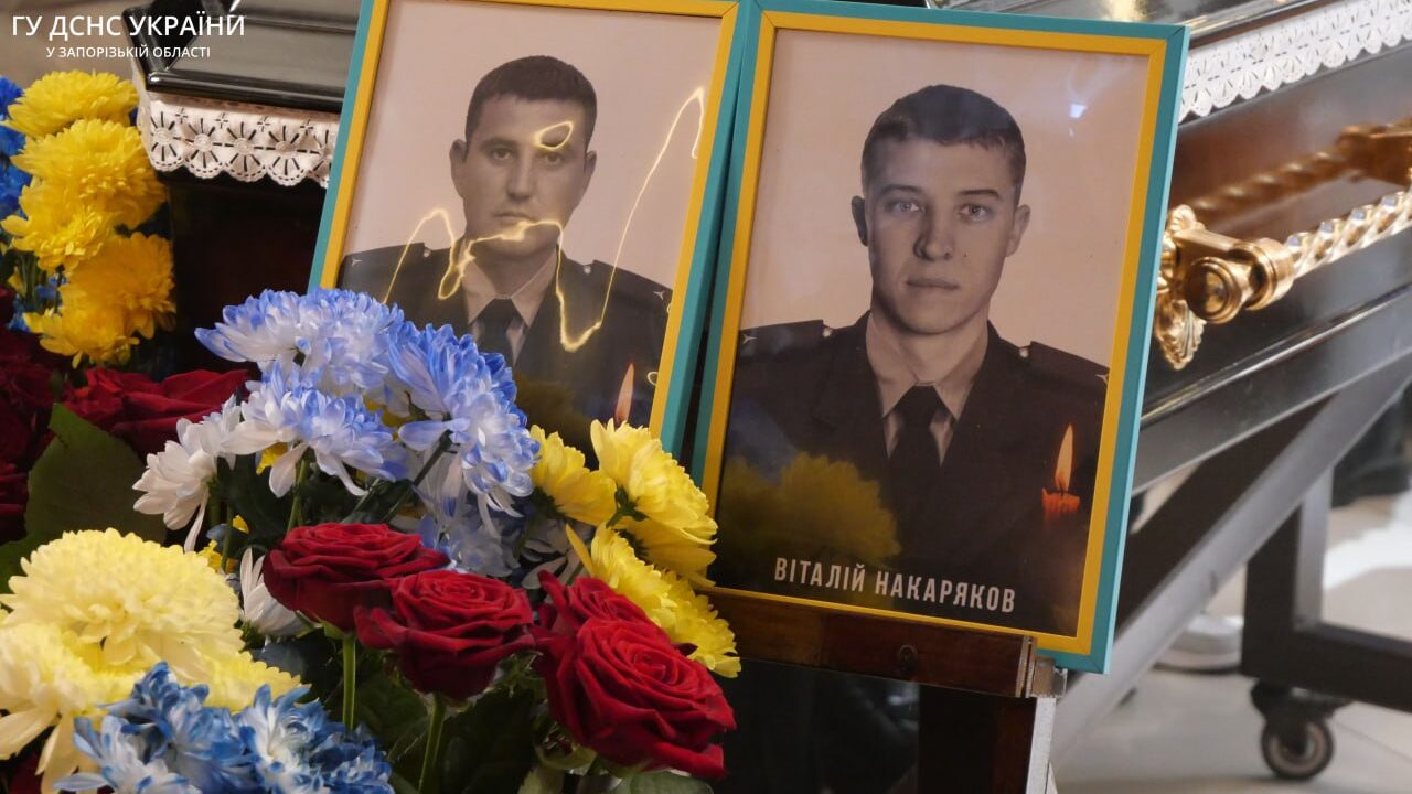 В Запорожье провели в последний путь спасателей, погибших во время ракетного удара