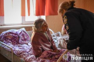 Намагалася дістати з-під завалів загиблого брата: з Кам’янського евакуювали 85-річну жінку, яка пережила обстріл та втратила дім, — ВІДЕО