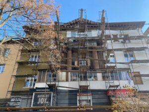 Ремонтируют поврежденные квартиры: как идут работы в многоэтажках Запорожья, разрушенных ракетами, — ФОТО