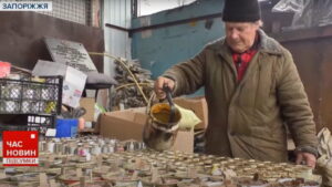 79-летний мужчина из Запорожья ежедневно изготавливает сотни окопных свечей для защитников