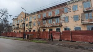 В Запорожье продолжается капитальный ремонт многоэтажки в Днепровском районе, в которую ударила российская ракета: что уже сделали, – ФОТО
