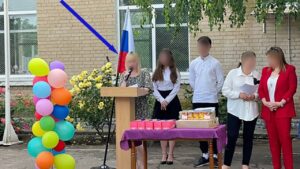 Розміщувала ворожу символіку у школі: вчительці з Мелітополя заочно повідомили про підозру