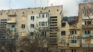 Вражеский авиаснаряд попал по многоэтажке в Запорожской области: последствия вражеского обстрела, — ФОТО