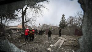 Враг выпустил 12 ракет по Запорожью и Запорожскому району: тела извлекали из-под завалов