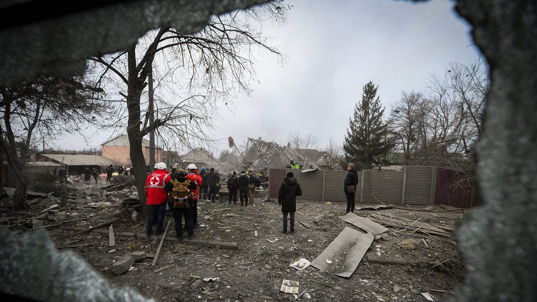 Враг выпустил 12 ракет по Запорожью и Запорожскому району: тела извлекали из-под завалов