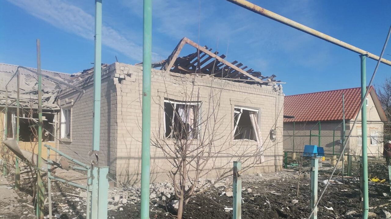 Розбито дахи та зруйновано фасади будинків: наслідки ворожого обстрілу по Запорізькій області, — ФОТО