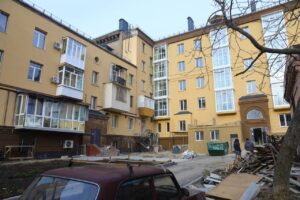 Планируют завершить в этом году: как проходит восстановление многоэтажки в центре Запорожья, пострадавшей от удара, — ФОТО