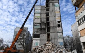 У зруйнованому ракетою запорізькому будинку розпочали демонтаж конструкцій, — ФОТО