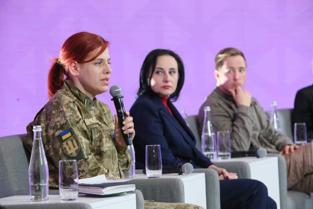 Юлія Матвієнко бере участь у дискусії про роль жінок у розвитку ветеранського руху під час 7-го Українського жіночого форуму у листопаді 2023 року в Києві 