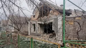 Пошкоджено багатоповерхівки, загинув мирний житель: наслідки ворожих обстрілів Запорізької області показали правоохоронці, — ФОТО
