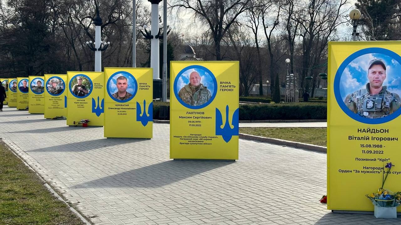 В Запорожье на «Аллее Героев» установили новые борды с портретами павших защитников