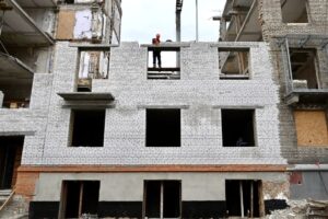 Посилення конструкцій та утеплення фасадів: як проходять роботи у шести запорізьких будинках, пошкоджених обстрілами, — ФОТО