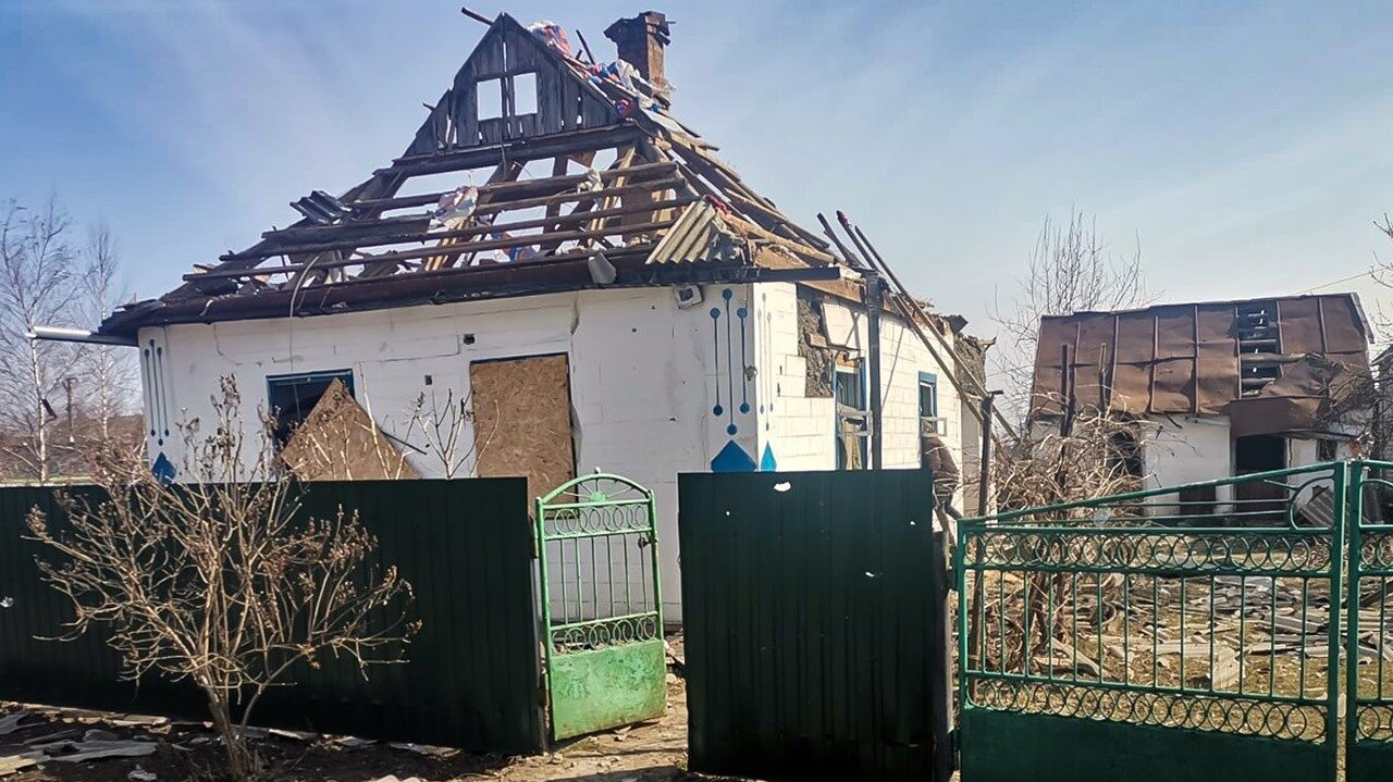 Некоторые дома выгорели дотла: вчера враг бил по частным и многоквартирным домам Запорожской области, — ФОТО