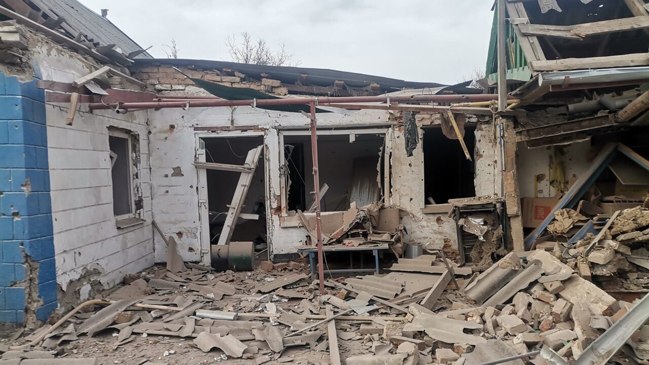 Били из артиллерии и РСЗО: полиция показала последствия вражеских ударов по жилым кварталам Запорожской области