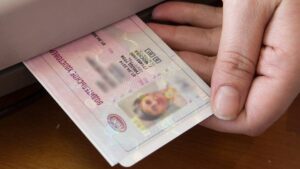 В Запорожской области захватчики заставляют водителей получать водительские удостоверения российского образца: сколько времени дали