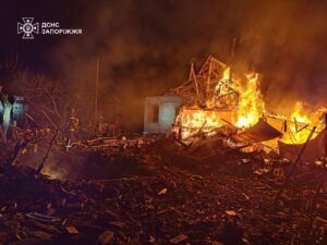 Спасатели показали последствия ночной атаки в Запорожье: горели дома, — ФОТО