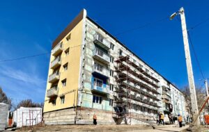 В разрушенных запорожских многоэтажках продолжают ремонт подъездов и квартир, — ФОТО, ВИДЕО