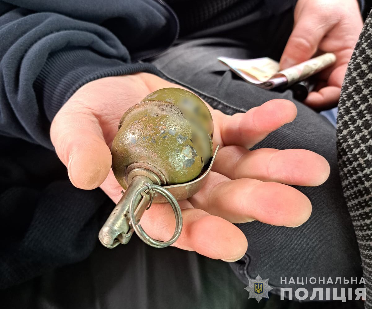 Продавал гранаты за 800 гривен: в Запорожье задержали торговца боеприпасами, — ФОТО