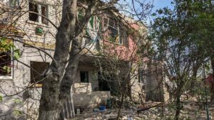 Враг ударил по многоэтажке в Запорожской области: полиция показала последствия вражеских обстрелов, — ФОТО