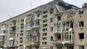 Российское ПВО, пытаясь сбить ракеты, попало в  пятиэтажку в Токмаке