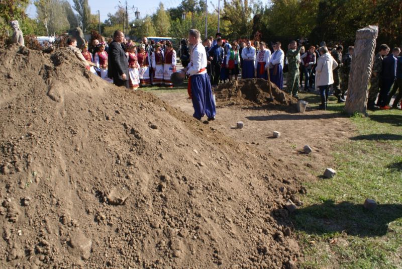 Запорожский Курган Единства вырос на полтора метра