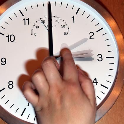 В воскресенье запорожцы переведут часы на летнее время