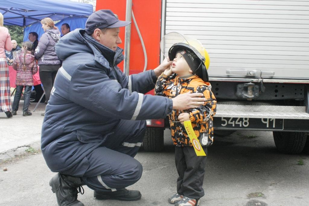 В центральном парке Запорожья спасатели развлекали детей