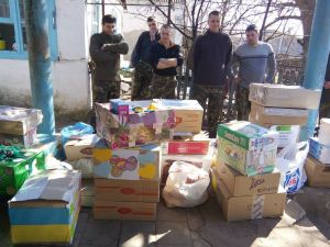 Запорожцы собрали для пасхальной корзины на передовую 50 тонн подарков