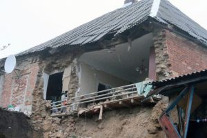 Рухнувший дом оставил без выходного коммунальщиков Мелитополя