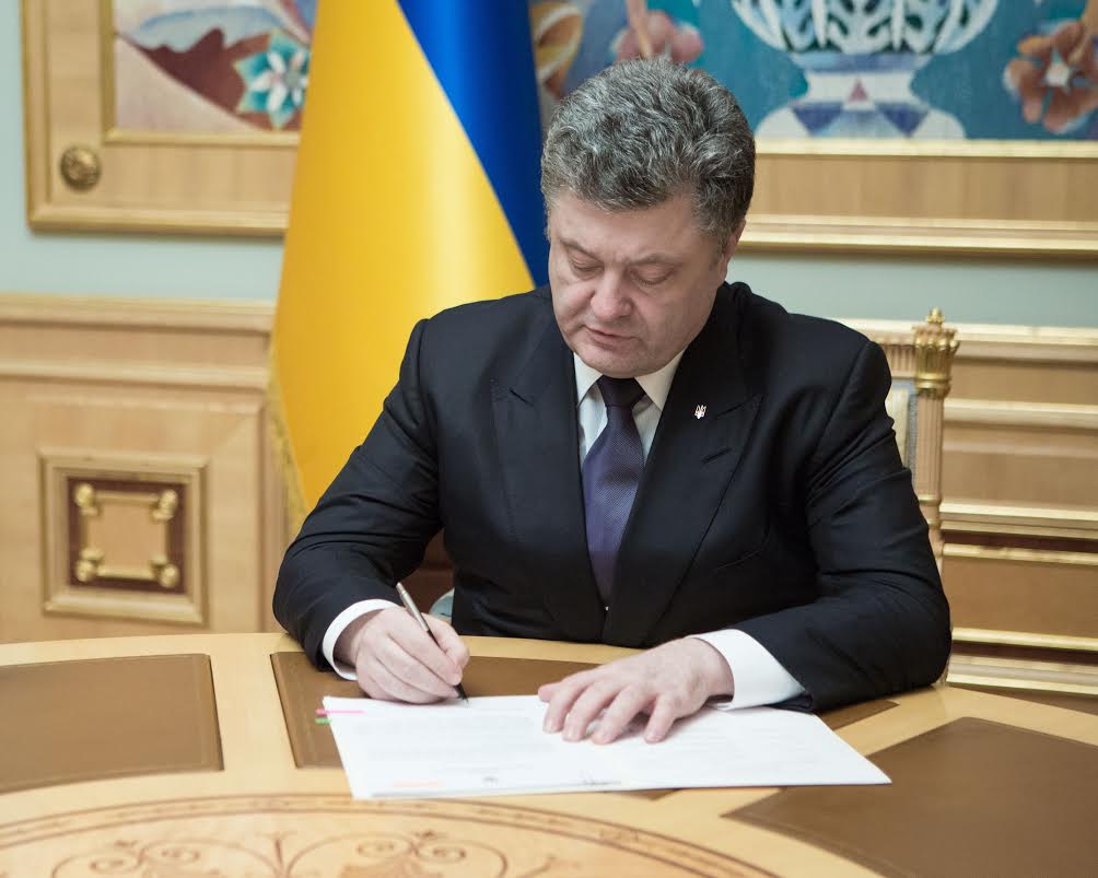 Порошенко подписал закон о военном положении